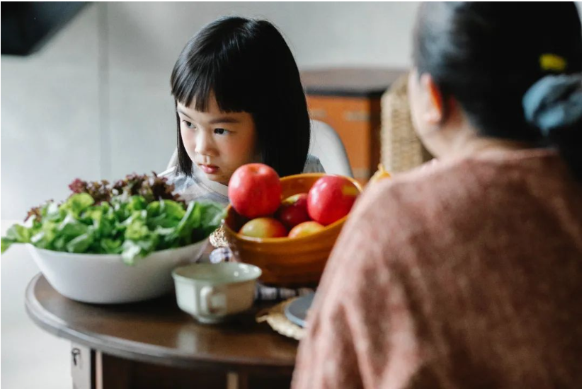 广东深圳正安中医馆：小孩晚上睡觉，头和后背出汗，正常吗？